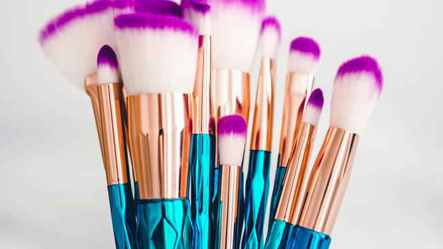 Menghindari Kerusakan Kulit, Ini Cara Membersihkan Kuas Makeup