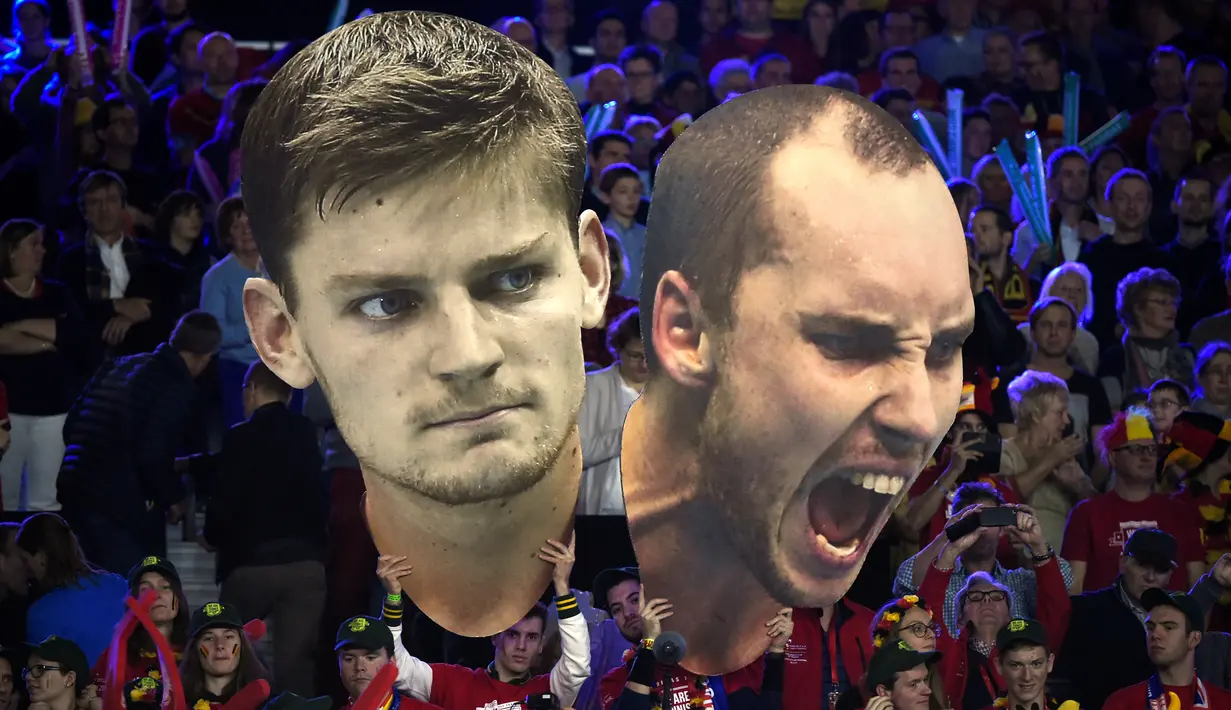 Pendukung Belgia membawa foto raksasa pemain Belgia, David Goffin (kiri) dan Steve Darcis dalam pertandingan ganda putra final Piala Davis melawan Inggris di Flanders Expo, Ghent, Belgia, (28/11/2015). (AFP/John Thys)