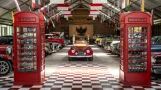 Foto yang diambil pada 14 Oktober 2025 ini menunjukkan mobil klasik Morgan Plus 8 tahun 1990 di Kebon Vintage Cars Bali. Di tengah hiruk pikuk Kota Bali, tersembunyi sebuah garasi yang menyimpan jejak-jejak kejayaan otomotif dunia. Ratusan mobil antik nan menawan terparkir rapi, seolah siap membawa kita kembali ke era keemasan masing-masing. (Dicky Bisinglasi/AFP)