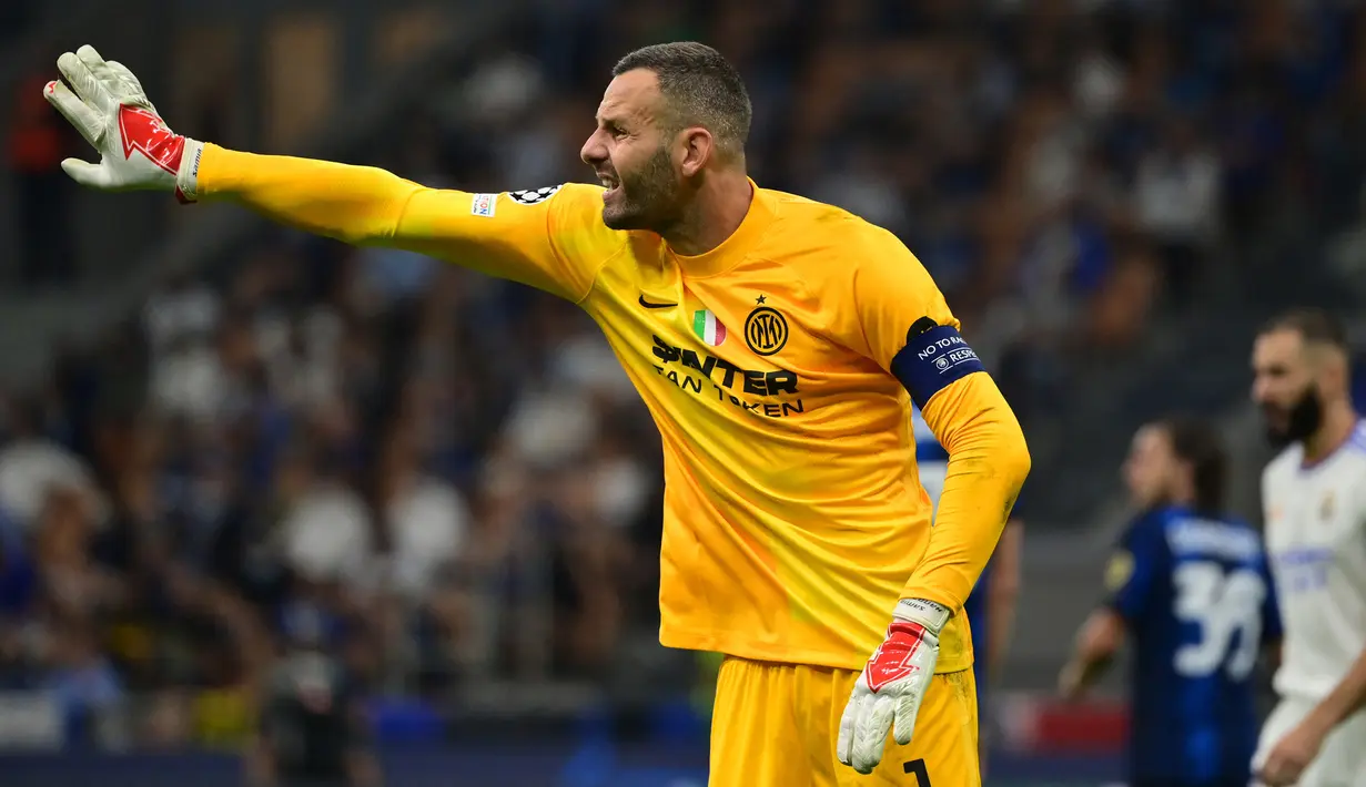 Samir Handanovic. Kiper Inter Milan asal Slovenia berusia 37 tahun yang telah 10 musim berseragam Nerazzurri ini telah mencetak 16 kali clean sheet dari total 37 laga. Rinciannya, 12 kali di Liga Italia, 2 kali di Liga Champions dan 2 kali di Coppa Italia. (AFP/Miguel Medina)