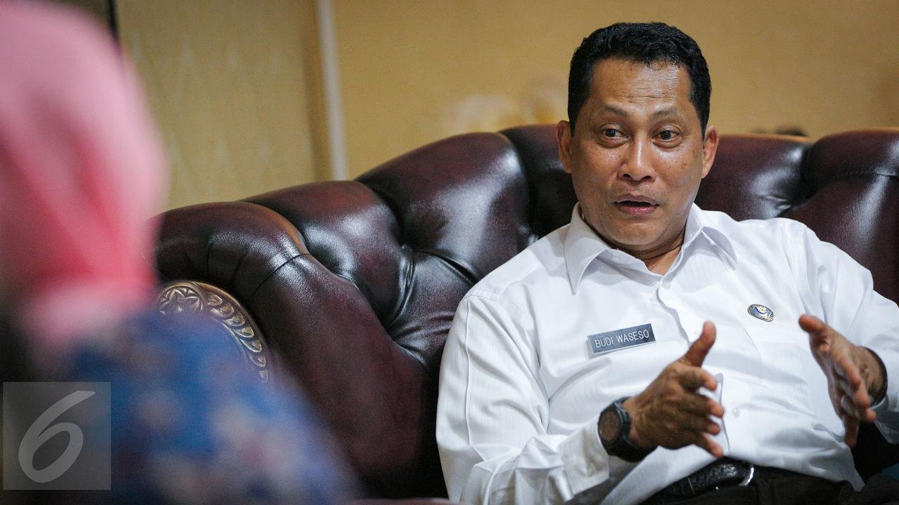 20151019-Begini Gaya Budi Waseso Saat Berdiskusi dengan Mensos Khofifah-Jakarta