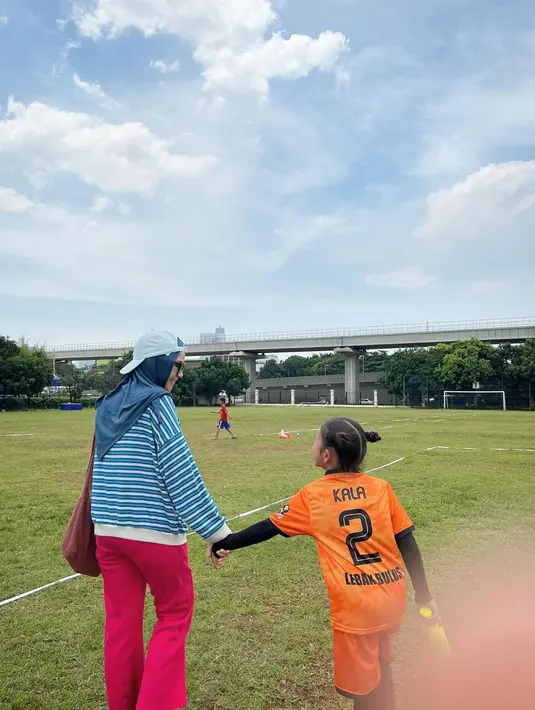 Momen mengantar Kala Madali ke lapangan hijau membuat Zaskia Adya Mecca merenungi soal pembagian waktu untuk anak-anak. “Yang tricky dari punya banyak anak, kadang kita ngerasa sudah spend time sama mereka. Sudah jalan bareng, tapi kadang suka ada yang ngerasa kurang. Enggak begitu puas dapet perhatian,” ibu lima anak ini berbagi cerita. (Foto: Dok. Instagram @zaskiadyamecca)