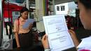 Pelajar menghapalkan teks proklamasi di SPBU Cikini, Jakarta, Kamis (17/8). Pertamina berikan Pertalite gratis untuk memeriahkan HUT RI ke-71 dengan membacakan teks proklamasi dan Pembukaan UUD 45. (Liputan6.com/Angga Yuniar)