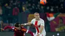 Sementara, Genoa hanya mampu membalas lewat Jeff Ekhator di menit ke-87. Skor 3-1 untuk keunggulan tuan rumah bertahan hingga menit akhir pertandingan. Tampak dalam foto, penyerang AS Roma, Paulo Dybala (kiri) berduel dengan gelandang Genoa asal Ukraina, Ruslan Malinovskyi selama pertandingan sepak bola Serie A Italia di Stadio Olimpico pada Senin 29 Desember 2025 waktu setempat atau Selasa (30/12/2025) dini hari WIB. (Filippo MONTEFORTE/AFP)