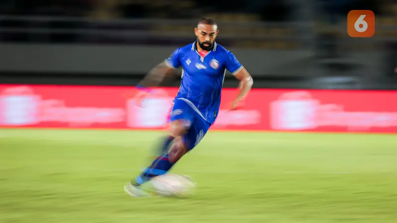 <p>Pemain Arema FC, Dalberto menguasai bola saat menghadapi Borneo FC pada laga final Piala Presiden 2024 di Stadion Manahan, Solo, Minggu (4/8/2024). (Bola.com/Bagaskara Lazuardi)</p>