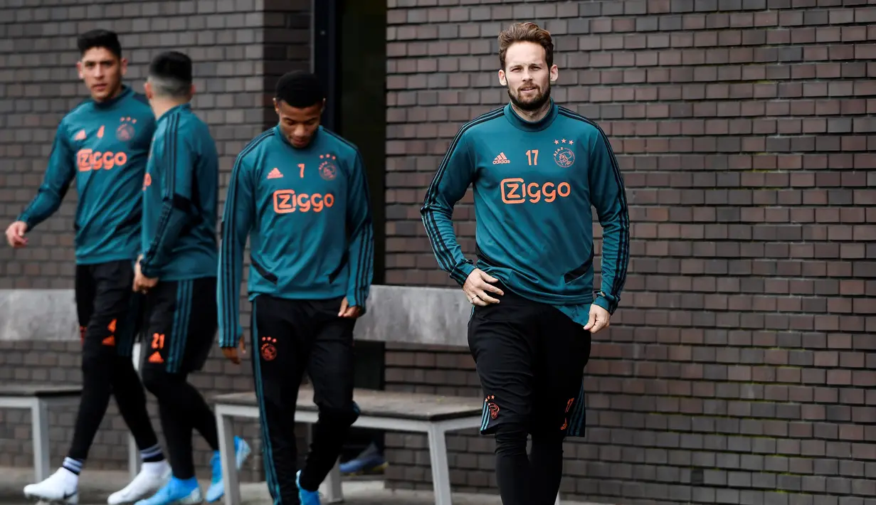 Bek Belanda Ajax Daley Blind (kanan) tiba untuk menghadiri sesi pelatihan, di Amsterdam (22/10/2019). Ajax akan bertanding melawan wakil Inggris, Chelsea pada Grup H Liga Champions di Johan Cruijff Arena. (AFP Photo/John Thys)