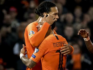Selebrasi pemain Belanda lewat gol perdana Depay pada laga pembuka Grup C Kualifikasi Piala Eropa 2020 yang berlangsung di Stadion Faijenoord, Rotterdam, Jumat (22/2). Belanda menang 4-0 atas Belarusia. (AFP/Koen Van Weel)