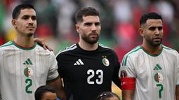 Putra legenda sepak bola Prancis, Zinedine Zidane sekaligus kiper Aljazira, Luca Zidane menyanyikan lagu kebangsaan dalam laga Grup E Piala Afrika 2025 melawan Sudan di Moulay Hassan Stadium, Rabat, Markoko, Rabu (24/12/2025) malam WIB. (AFP/Gabriel Bouys)