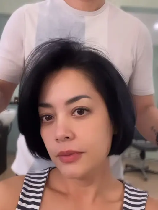 Salon yang menjadi tempat Lulu Tobing memotong rambutnya pun memerlihatkan ketika sang hair stylist menata rambutnya. [@talentsbyhermancoa]