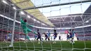 Kiper Crystal Palace, Dean Henderson menghalau tendangan pemain Manchester City dalam laga final Piala FA 2024/2025 di Stadion Wembley, London, Inggris, Sabtu (17/05/2025) waktu setempat. (AFP/Adrian Dennis)