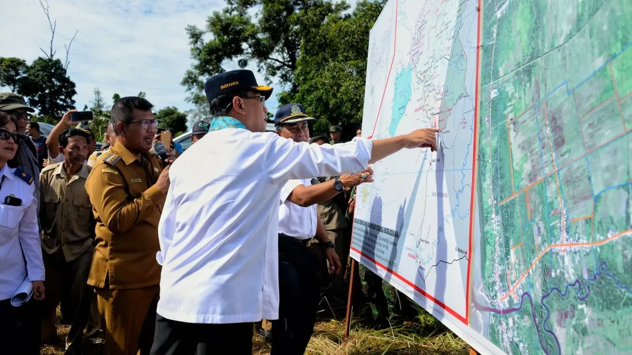 Menteri Perhubungan Budi Karya Sumadi mengunjungi lokasi rencana pembangunan Bandara Sukadana di Kabupaten Kayong Utara, Kalimantan Barat (19/2/2019).