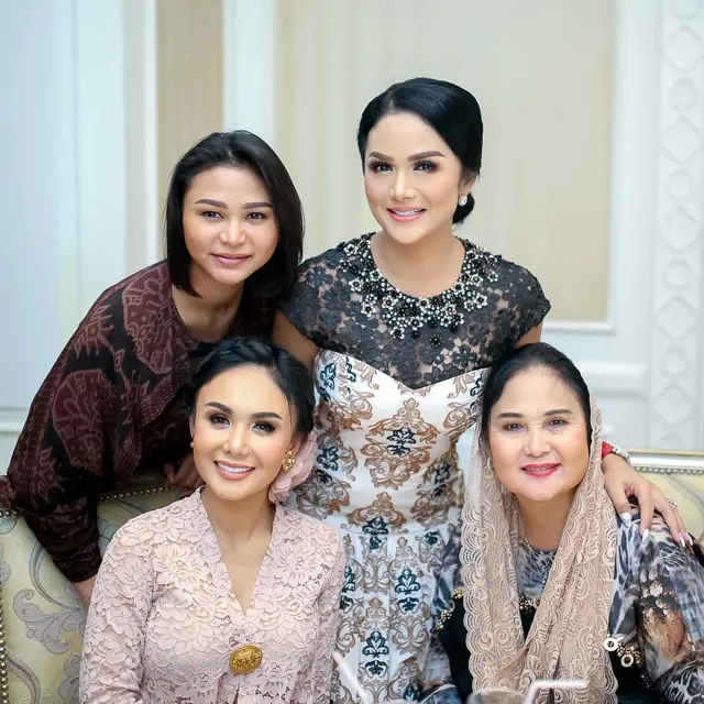 6 Potret Kebersamaan Yuni Shara dan Ibunda yang Jarang Tersorot