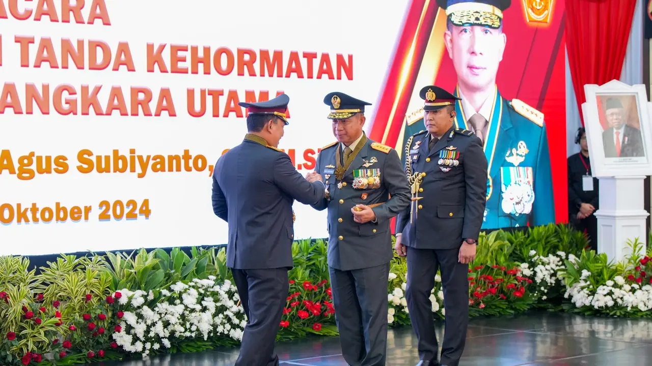 Kapolri Jenderal Listyo Sigit Prabowo menyematkan tanda kehormatan Bintang Bhayangkara Utama (BBU) kepada Panglima TNI Jenderal Agus Subiyanto (Istimewa)