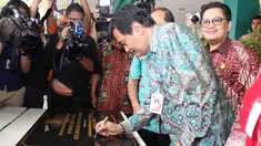 Wakil Gubernur DKI Djarot Saiful Hidayat menandatangani prasasti pembangunan 15 Rumah Sakit Umum (RSU) tipe D di RSU Kecamatan Pesanggrahan, Jakarta, Kamis (2/4/2015). (Liputan6.com/Helmi Afandi)