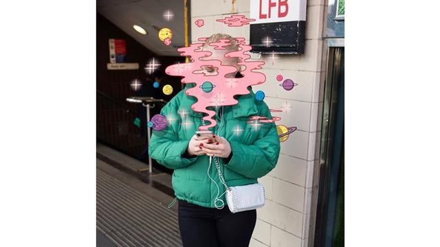 6 Ilustrasi ini Kritisi Perilaku Orang Habiskan Waktu Lama dengan Ponsel, Kreatif