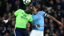 Duel udara antara Niesse dan Fernandinho pada laga lanjutan Premier League yang berlangsung di Stadion Etihad, Manchester, Kamis (4/4). Manchester City menang 2-0 atas Cardiff City. (AFP/Oli Scarff)