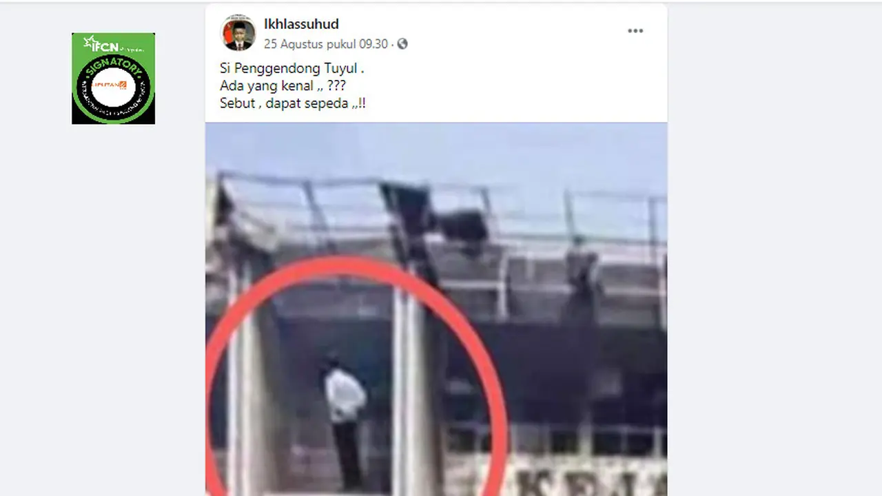 Cek Fakta Klaim Foto Orang Sedang Menggendong Tuyul di Bekas Bangunan Terbakar