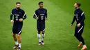 Pemain timnas Prancis Olivier Giroud, Kingsley Coman dan Adrien Rabiot ambil bagian dalam sesi latihan menjelang laga persahabatan internasional, di stadion Pierre-Mauroy, Senin (28/3/2022). Prancis akan beruji coba melawan Afrika Selatan pada Rabu, 30 Maret 2022 dini hari WIB. (FRANCK FIFE / AFP)