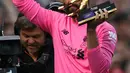 Kiper Liverpool, Alisson Becker menyapa para fans saat memegang penghargaan Golden Gloves usai pertandingan melawan Wolverhampton Wanderers pada lanjutan Liga Inggris di Anfield, Inggris (12/5/2019). Alisson mencatatkan 21 clean sheet di sepanjang musim ini. (AFP Photo/Paul Ellis)