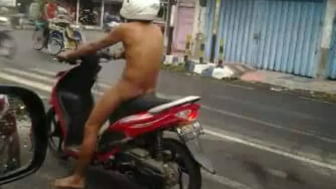 Telanjang Sambil Naik Motor, Pria Ini Hebohkan Dunia Maya