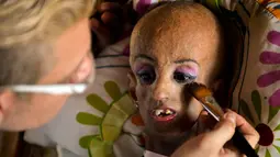 Magali Gonzalez Sierra dirias sebelum perayaan ulang tahunnya ke-15 di El Cabuyal, Kolombia, 16 Januari 2016. Magali menderita progeria, kelainan genetik yang membuat tubuhnya cepat tua hingga memiliki tubuh setara wanita usia 90 tahun. (AFP/LUIS ROBAYO)