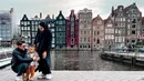 Zaskia Sungkar dan keluarga tengah berlibur ke Belanda. Tampilannya begitu sederhana namun tetap stylish. [Foto: instagram.com/zaskiasungkar15]