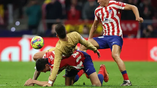 Foto: Adu Gulat Ferran Torres dan Stefan Savic pada Laga Sengit Atletico Madrid Vs Barcelona di Liga Spanyol