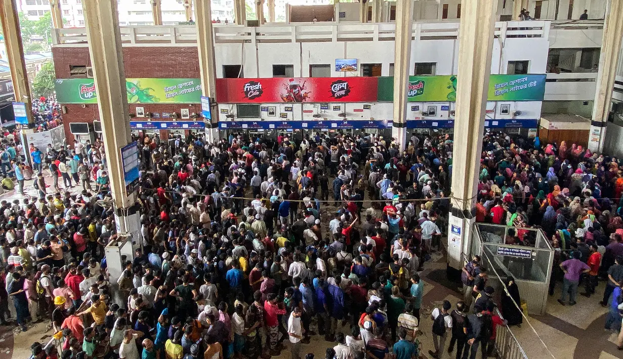 <p>Orang-orang berkerumun membeli tiket di muka untuk melakukan perjalanan ke tempat asal mereka merayakan Idul fitri di stasiun kereta api di Dhaka, Selasa (26/4/2022). Setiap menjelang perayaan hari besar, seperti Lebaran warga Bangladesh yang merantau ke kota-kota besar akan pulang ke kampung halaman untuk merayakannya bersama sanak keluarga. (Munir uz zaman / AFP)</p>