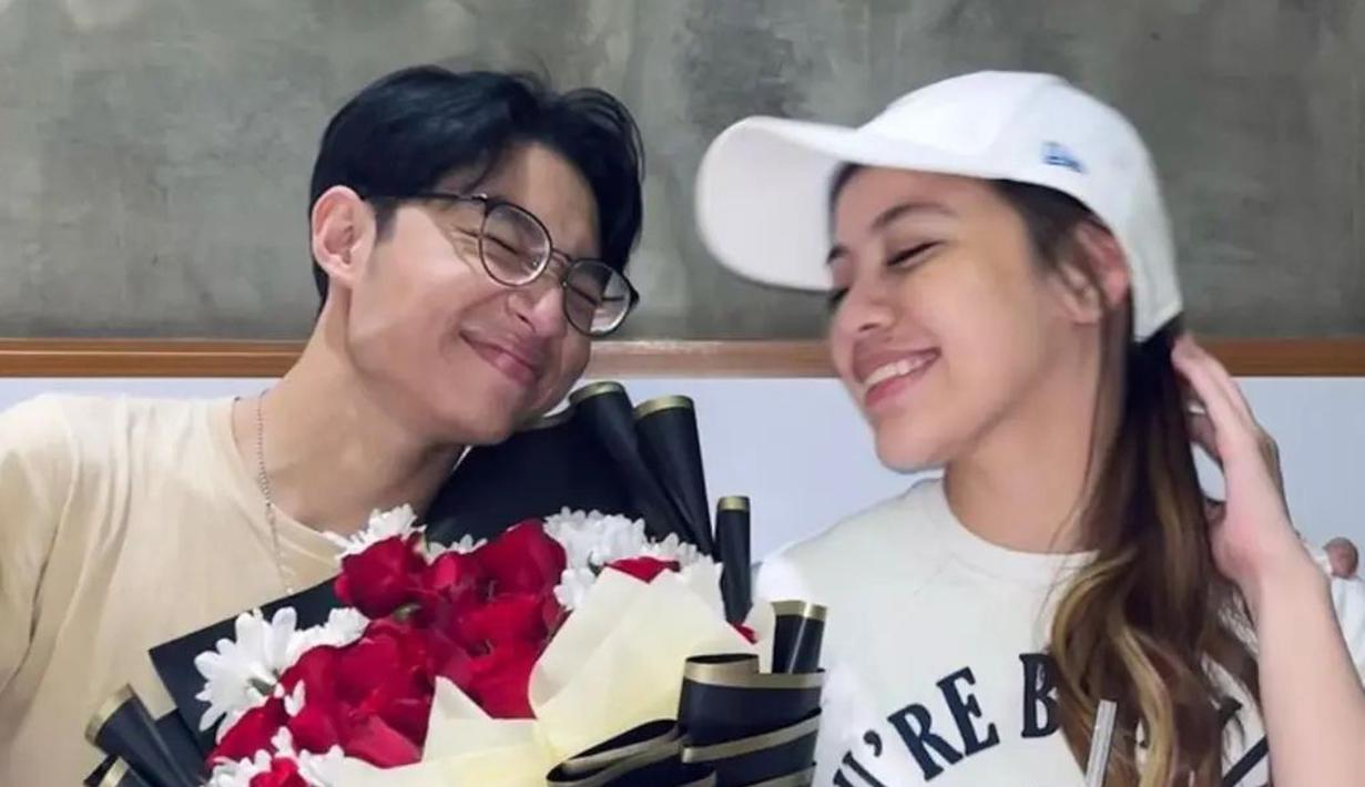 Frislly Herlind dan Kiesha Alvaro terpaut usia 5 tahun. Ditemui wartawan saat hadiri gala premiere film Kutukan Sembilan Setan, Frislly ungkap jika keputusannya untuk mengakhiri hubungan bukan karena usia, melainkan ada hal lainnya. Artis kelahiran 1999 itu juga menambahkan jika Kiesha adalah orang ayng dewasa dan bisa mengimbangi dirinya dan juga keluarganya. (Liputan6.com/IG/kiesha_frislly)