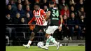 Pemain PSV, Johan Bakayoko (kiri) berusaha melewati penjagaan pemain FC Twente, Anass Salah-Eddine pada laga lanjutan Liga Belanda 2024/2025 di Phillips Stadium, Eindhoven, Belanda, Sabtu (07/12/2024). (AFP/ANP/Maurice Van Steen)