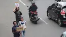 Penjual jasa perbaikan telepon genggam menawarkan jasanya di depan Mall Pusat Grosir Cililitan, Jakarta, Kamis (14/5/2020). Sejak pemberlakuan Pembatasan Sosial Berskala Besar yang berimbas pada penutupan pusat-pusat perbelanjaan, pendapatan mereka turun drastis. (Liputan6.com/Helmi Fithriansyah)
