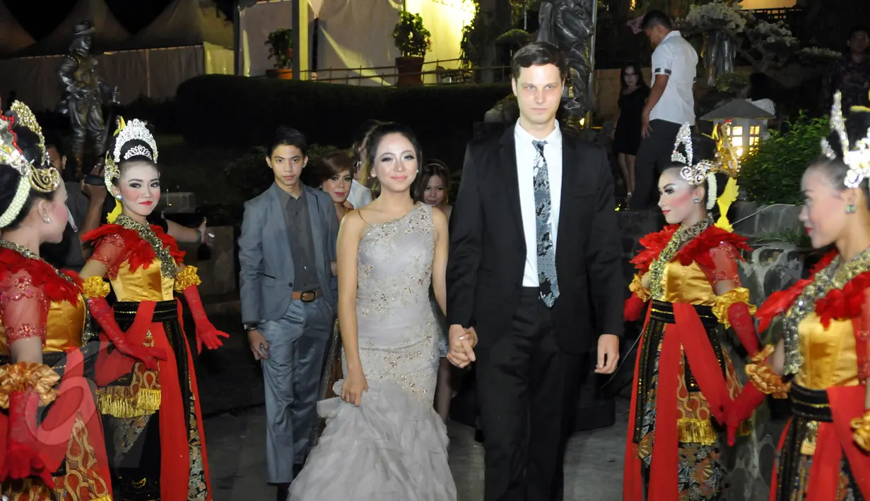 Nadia Vega bersama dengan tunangannya Sultan Yaar Jorik Jacob Dozy di Kebun Raya Bogor, Jawa Barat, Sabtu (6/6/2015). Acara lamaran Nadia Vega memakai adat Sunda dengan konsep garden party. (Liputan6.com/Panji Diksana)