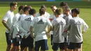 Pelatih Spanyol, Luis Enrique, memberikan arahan kepada anak asuhnya saat sesi latihan jelang laga UEFA Nations League di Stadion Olimpiyskiy, Senin (12/10/2020). Spanyol akan berhadapan dengan Ukraina. (AP/Efrem Lukatsky)