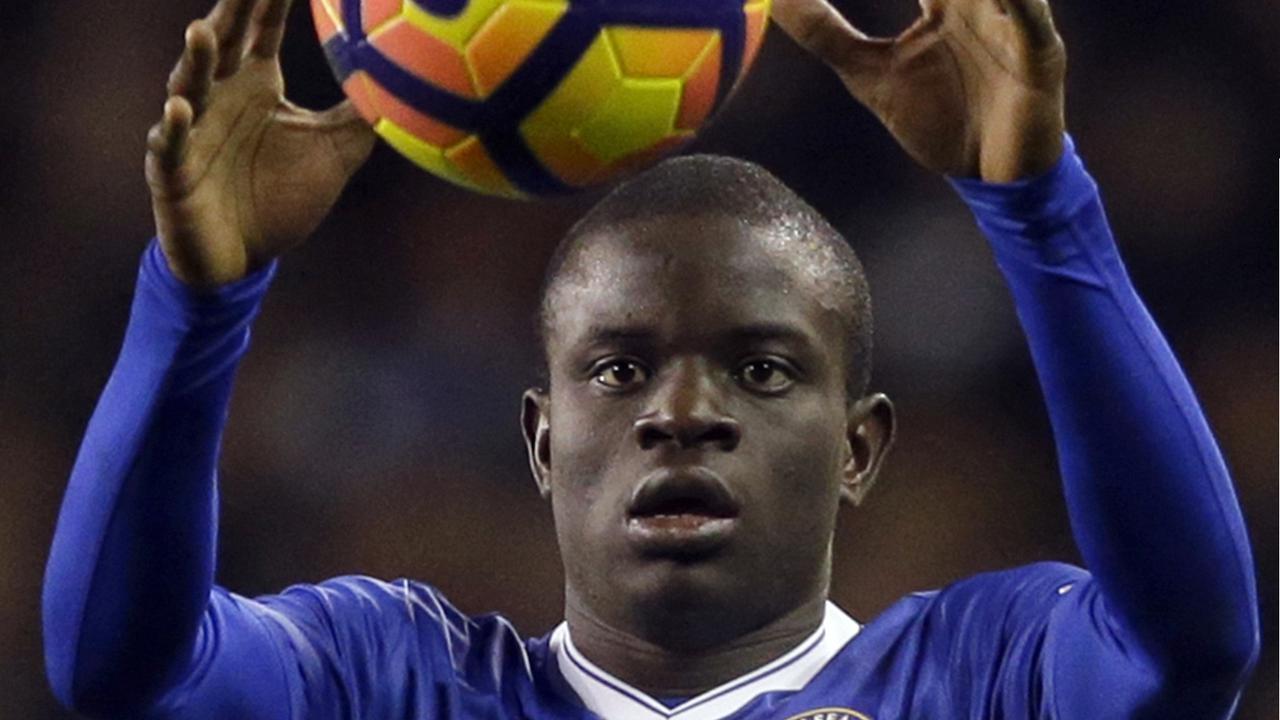 Gelandang asal Prancis, N'Golo Kante, tampil fenomenal bersama Chelsea musim ini. Dia memenangkan dua penghargaan individu bergengsi. 