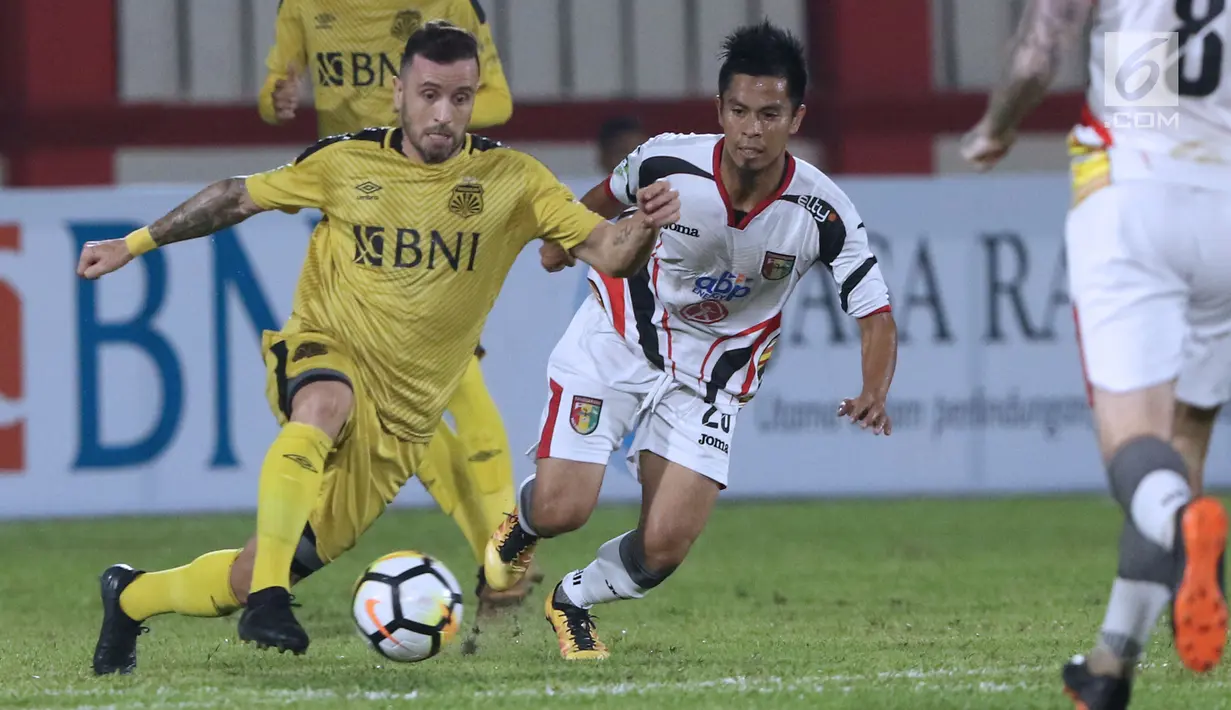 Pemain Mitra Kukar, M Bahtiar (kanan) berusaha menahan gerakan gelandang Bhayangkara FC, Paulo Sergio dilanjutan Go-Jek Liga 1 Indonesia 2018 bersama Bukalapak di Stadion PTIK Jakarta, Kamis (17/5). Mitra Kukar kalah 0-1. (Liputan6.com/Helmi Fithriansyah)