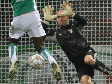Marco Ballotta membela Lazio semenjak 1997, tapi ia hanya berseragam biru langit selama tiga musim, lantaran pada 2000 dirinya ditransfer ke Inter. (Foto: AFP/John MacDougall)