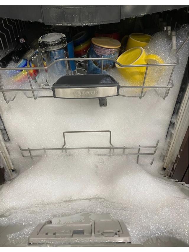 6 Potret Kelakuan Mertua Ini Bikin Menantu Geleng Kepala, Buat Dapur Berantakan