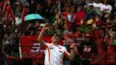 Pebalap MotoGP Repsol Honda, Marc Marquez, ber-selfie ria dengan fans yang memadati tribun Sirkuit Sentul, Bogor, Minggu (14/2/2016). (Bola.com/Nicklas Hanoatubun)