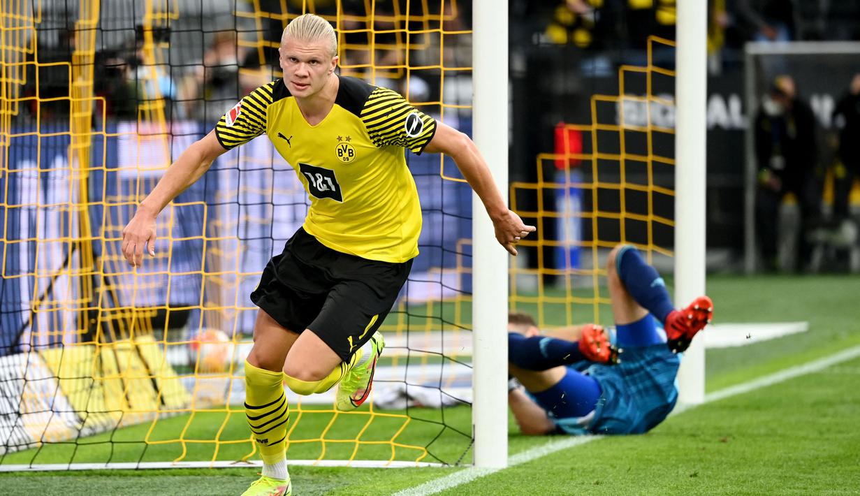 Haaland tampil trengginas saat membawa Dortmund menaklukkan Union Berlin pada laga Bundesliga di Signal Iduna Park, Minggu (19/9/2021). Bomber Timnas Norwegia itu memborong dua gol kemenangan dengan skor 4-2. (AFP/Ina Fassbender)