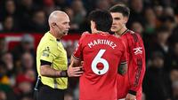 Wasit asal Inggris, Paul Tierney, berbicara dengan bek Manchester United, Lisandro Martínez, setelah ia menarik rambut striker Inggris milik Leeds United, Dominic Calvert-Lewin, yang berujung pada kartu merah untuk Martínez dalam pertandingan Premier League antara Manchester United dan Leeds United di Old Trafford, Manchester, Inggris barat laut, pada 13 April 2026. (Paul ELLIS / AFP)