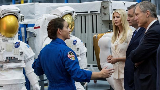 Ivanka Trump mendengarkan penjelasan astronot Nicole Mann di  kantor NASA di Johnson Space Center, AS (20/9). Ivanka juga berkesempatan berbincang dengan para awak stasiun ruang angkasa melalui sambungan telepon. (Brett Coomer/Houston Chronicle via AP)