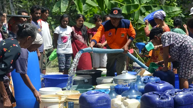 Warga Patimuan, Cilacap mengantre droping lantaran krisis air bersih pada 2015. (Foto: Liputan6.com/Ridlo)