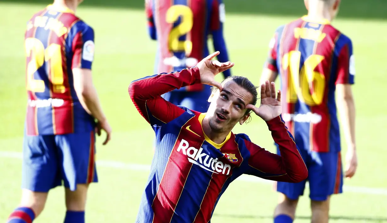 Penyerang Barcelona, Antoine Griezmann, melakukan selebrasi usai mencetak gol ke gawang Osasuna pada laga Liga Spanyol di Stadion Camp Nou,  Minggu (29/11/2020). Barca menang dengan skor 4-0. (AP/Joan Monfort)
