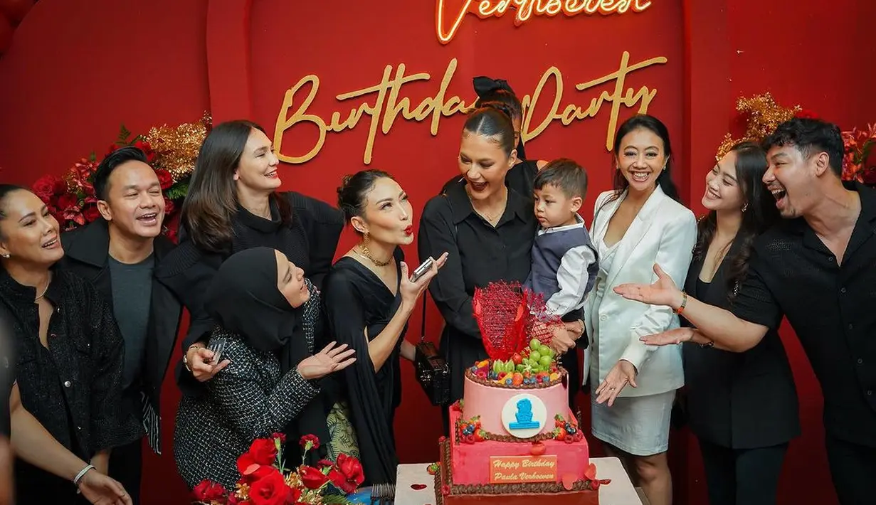 Terlihat juga Asri Welas dengan setelan blazer warna putihnya. [Instagram/baimwong/tya_ariestya/paula_verhoeven]