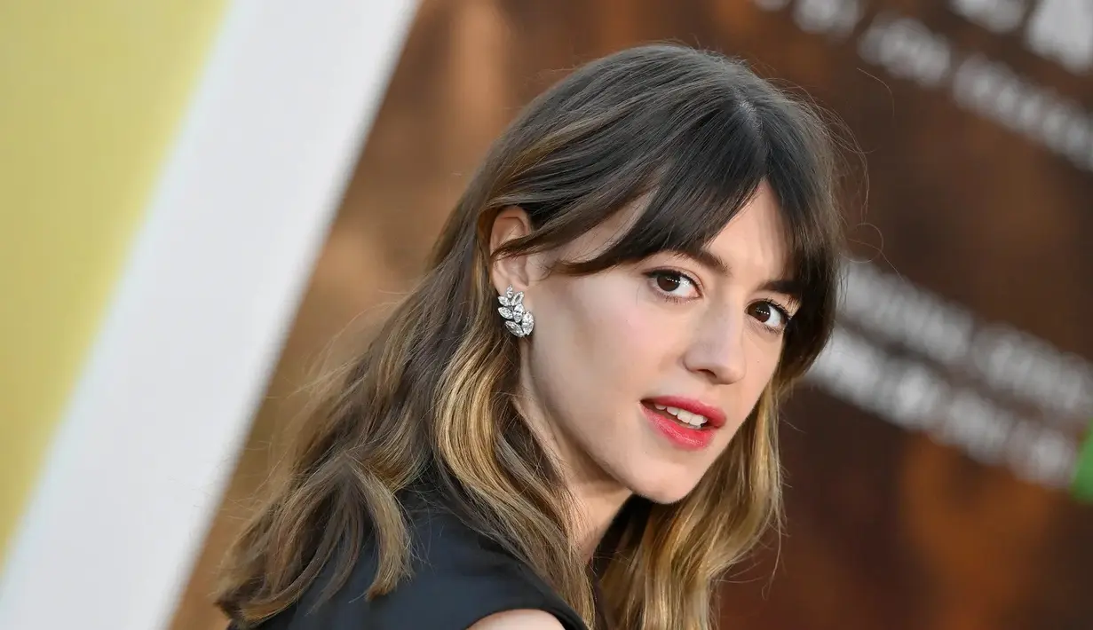 Daisy Edgar-Jones di red carpet mengenakan warna lipstik merah ceri. Ini adalah warna merah yang mudah ditambahkan dengan sentuhan warna apapun lainnya. Foto: Vogue.