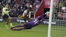 <p>Namun Julian Alvarez eksekusi penalti dengan baik pada menit ke-75 sehingga membuat Man City akhiri pertandingan dengan skor 4-1. (AP Photo/Frank Augstein)</p>