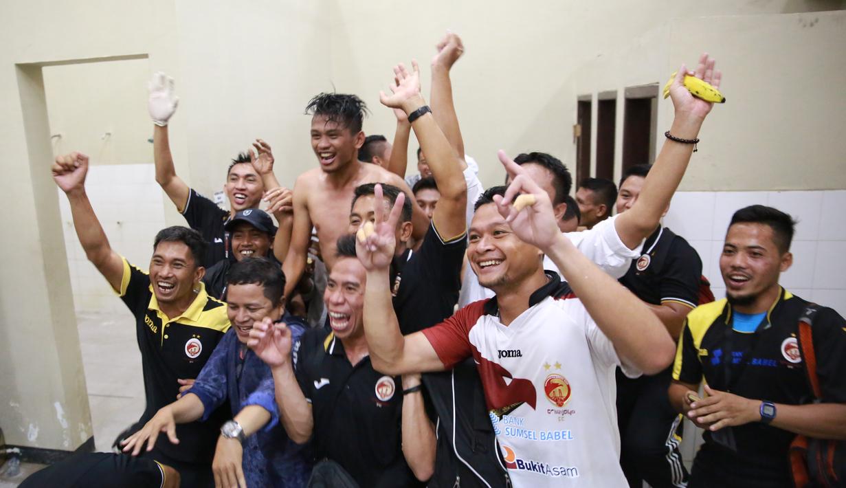 Tim Sriwijaya FC merayakan kemenangan diloker room usai mengalahkan Arema Cronus di Stadion Manahan, Solo, Minggu (11/10/2015). (Bola.com/NIcklas Hanoatubun)