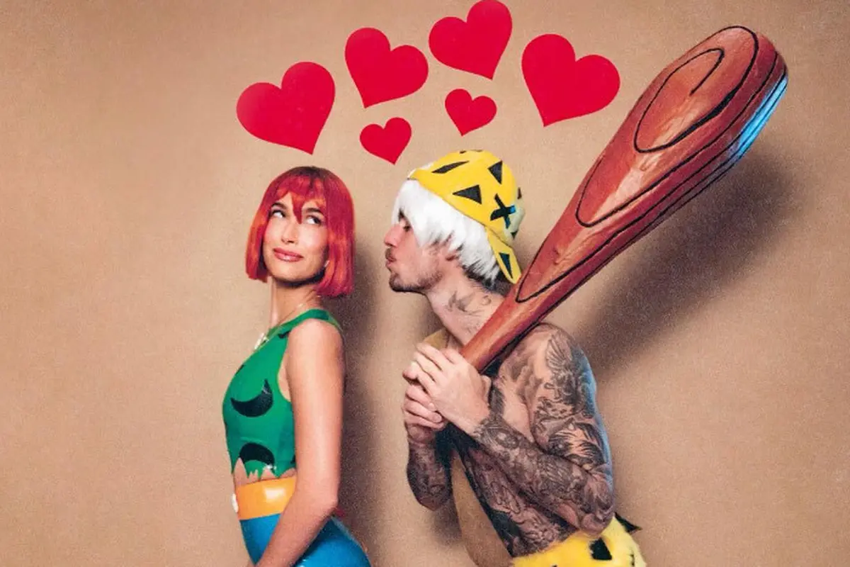 Gaya Totalitas Hailey Bieber Cosplay saat Halloween