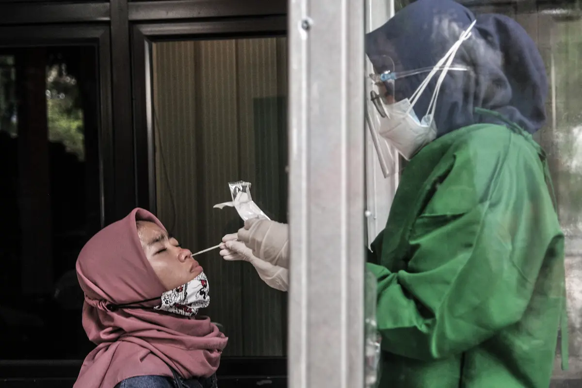 Tes Antigen Pendatang di Terminal Kampung Rambutan