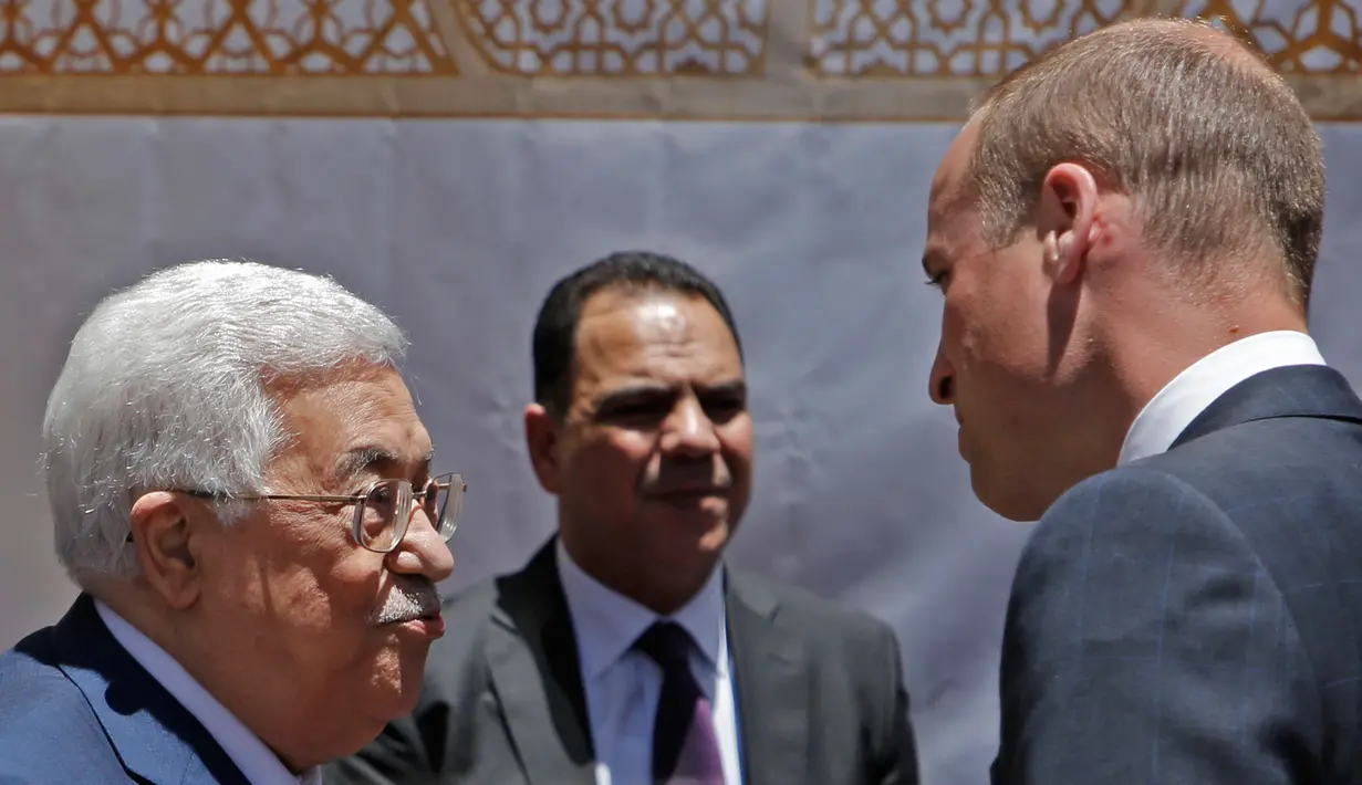 Pangeran William dari Inggris ketika diterima Presiden Palestina Mahmud Abbas (kiri) di Tepi Barat Kota Ramallah, (27/6). Pada kunjungannya itu Pangeran William menyuarakan harapan untuk perdamaian abadi di Timur Tengah. (AFP PHOTO / Abbas Momani)
